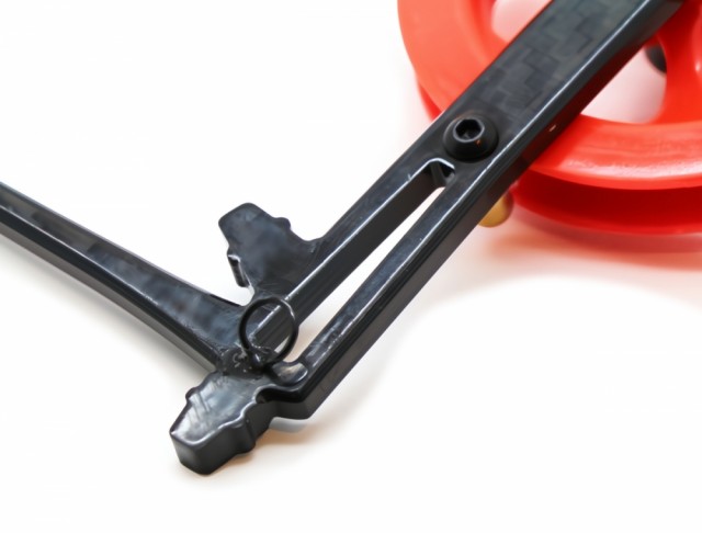 Sørefører på undersiden. Snørefører i messing ut fra spolen.