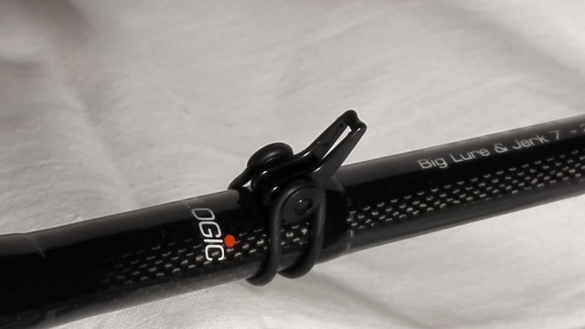 Festes enkelt til stanga. Kan felles ned ved fiske.