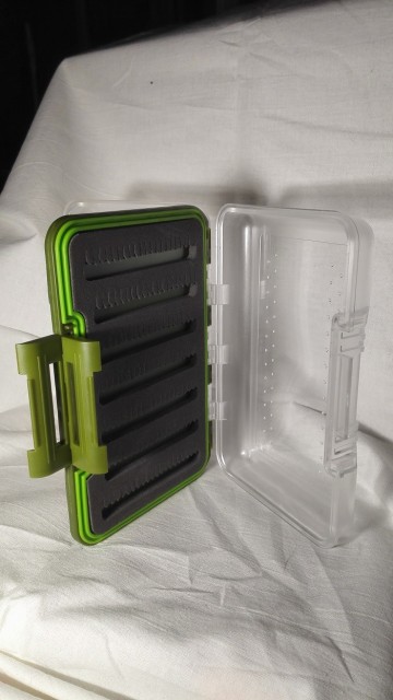 En halvdel med slit foam for fluer