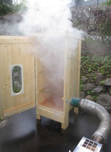 Holmsmoker koblet til røykehus med ø125mm rør.